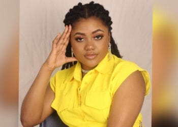 Roumie entre en scène avec son premier single "Trop tard"