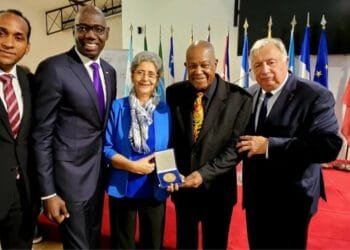 Remise de la « Médaille du Sénat » décerné à Mikaben à titre posthume