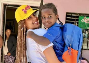 Sarodj Bertin en mission humanitaire auprès des enfants défavorisés de Nigua