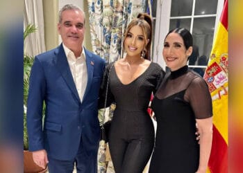 Sarodj Bertin rend hommage à Juan Luis Guerra lors d’une cérémonie officielle