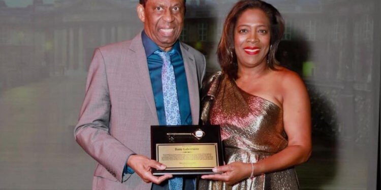 Dany Laferrière honore Miami avec une conférence magistrale et remise des clés de la ville