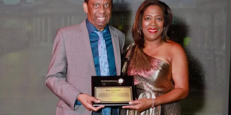 Dany Laferrière honore Miami avec une conférence magistrale et remise des clés de la ville