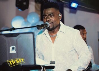 Harmonik sur scène à Maryland lors du lancement de l’album Idantite’n, avec une foule en liesse