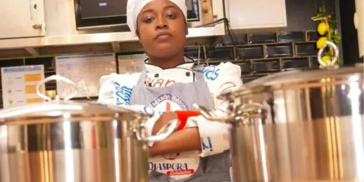 La cheffe haïtienne Leen Excellent en pleine préparation culinaire durant son marathon de 216h, symbole de la richesse gastronomique d’Haïti.