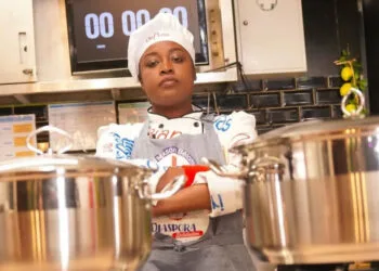 La cheffe haïtienne Leen Excellent suspendue de TikTok après une polémique de reconnaissance envers ses soutiens.