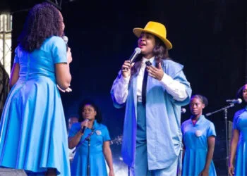 Concert de lancement de l’album « W ap renye » par la chorale Gospel Saphir Ministry, rassemblant fidèles et artistes invités dans une ambiance de louange à Port-au-Prince.