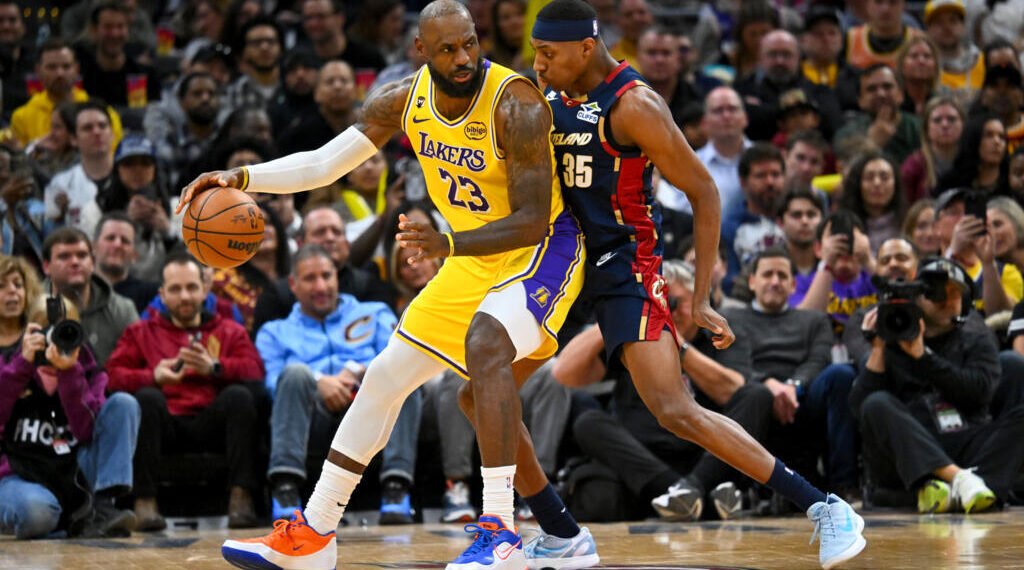 LeBron James dribble contre Nae'qwan Tomlin lors de la défaite des Lakers à chez les Cavaliers, le 28 janvier 2026 à Cleveland GETTY IMAGES NORTH AMERICA/AFP Jason Miller
