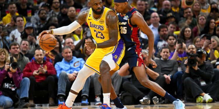 LeBron James dribble contre Nae'qwan Tomlin lors de la défaite des Lakers à chez les Cavaliers, le 28 janvier 2026 à Cleveland GETTY IMAGES NORTH AMERICA/AFP Jason Miller