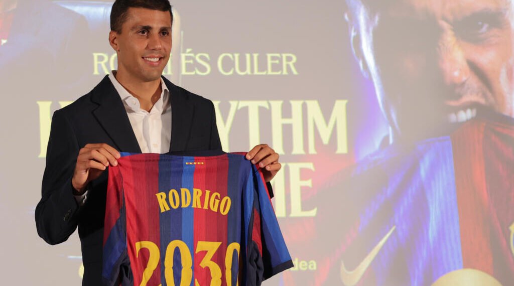 Rodri officiellement présenté comme un joueur du FC Barcelone au siège du cub, le 18 août 2026 © Lluis GENE / AFP