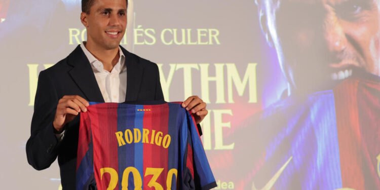 Rodri officiellement présenté comme un joueur du FC Barcelone au siège du cub, le 18 août 2026 © Lluis GENE / AFP